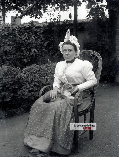 Jeune femme, chat, costume, plaque verre photo ancienne, négatif 9x12 cm