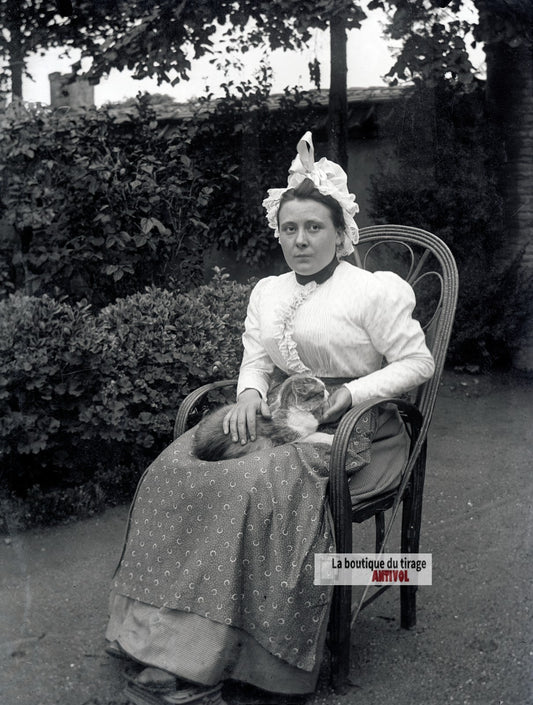 Jeune femme, chat, costume, plaque verre photo ancienne, négatif 9x12 cm