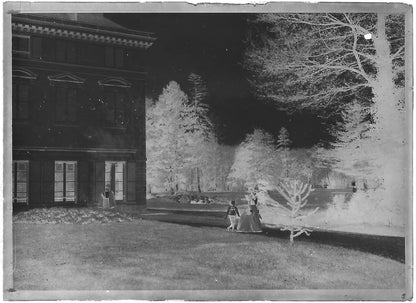 Plaque verre photo ancienne négatif noir et blanc 6x9 cm femmes enfant château