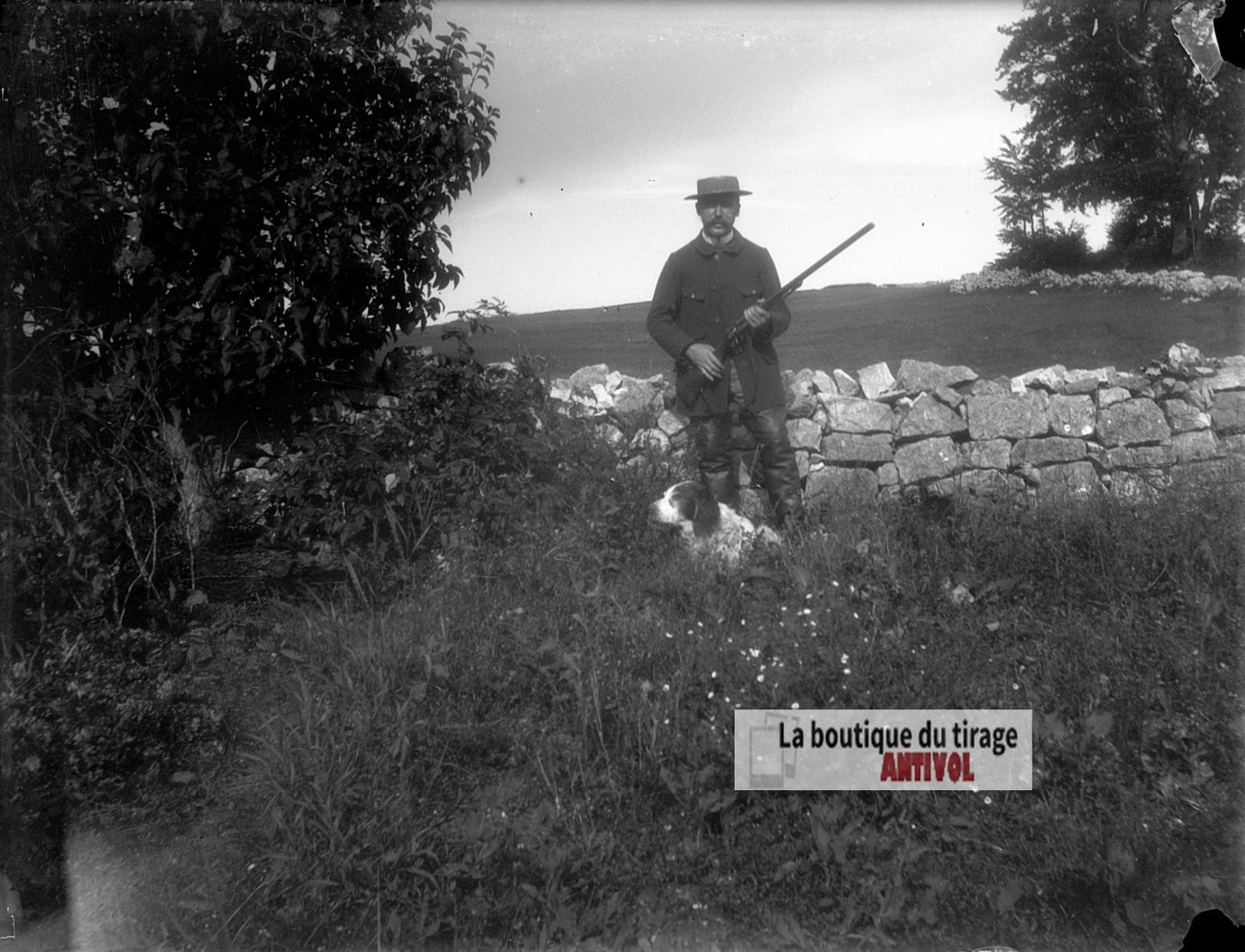 Chasseur posant avec son chien, plaque verre photo ancienne, négatif 9x12 cm
