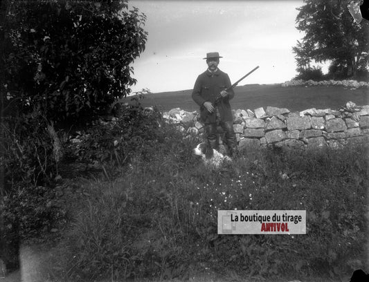 Chasseur posant avec son chien, plaque verre photo ancienne, négatif 9x12 cm