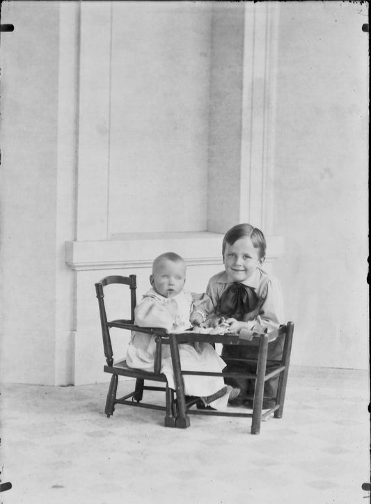 Plaque verre photo ancienne négatif 13x18 cm 2 enfants assis autour d'une table