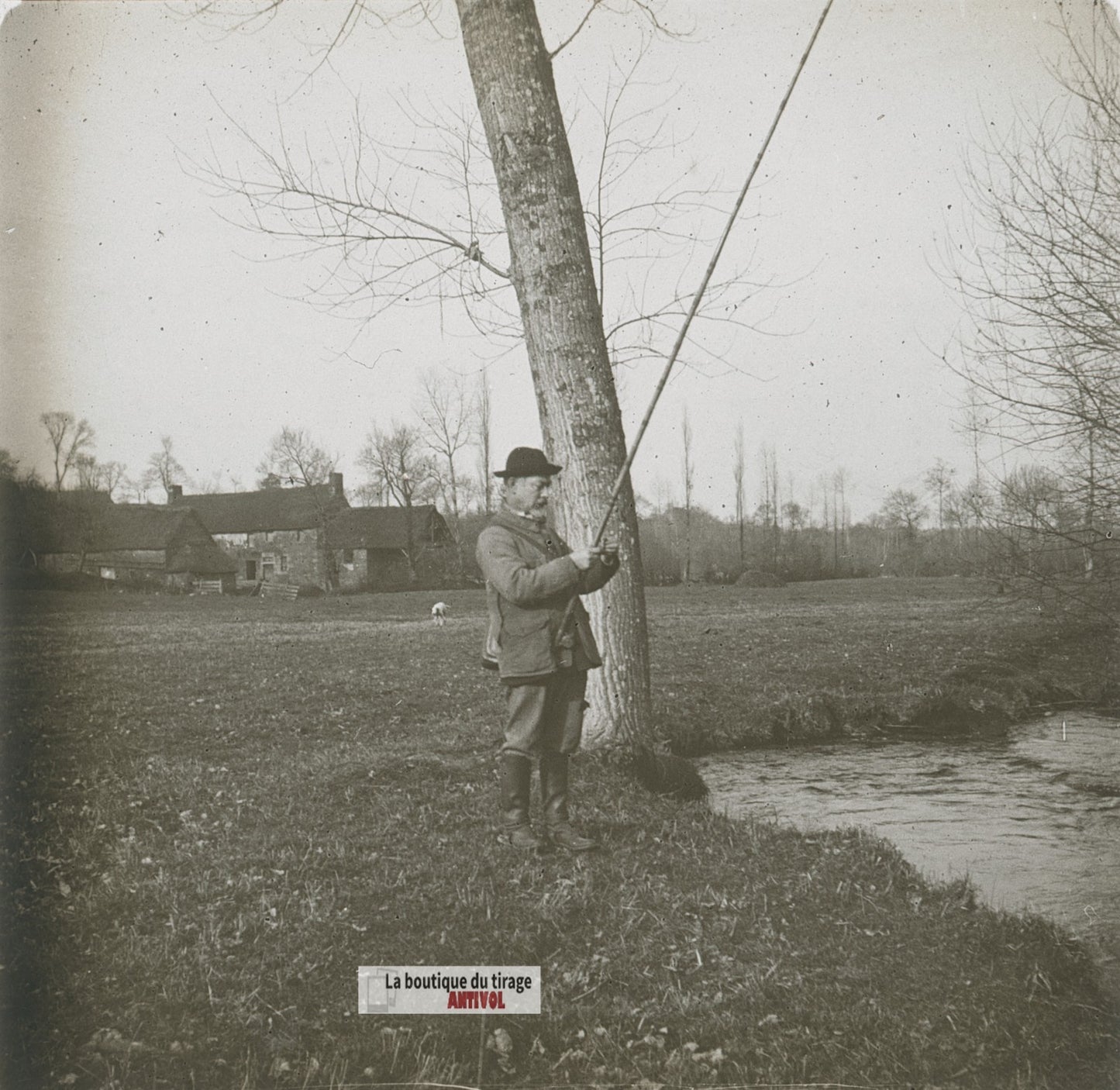 Pêcheur, ruisseau, prairie, plaque verre stéréo, photo ancienne 4,5x10,7 cm