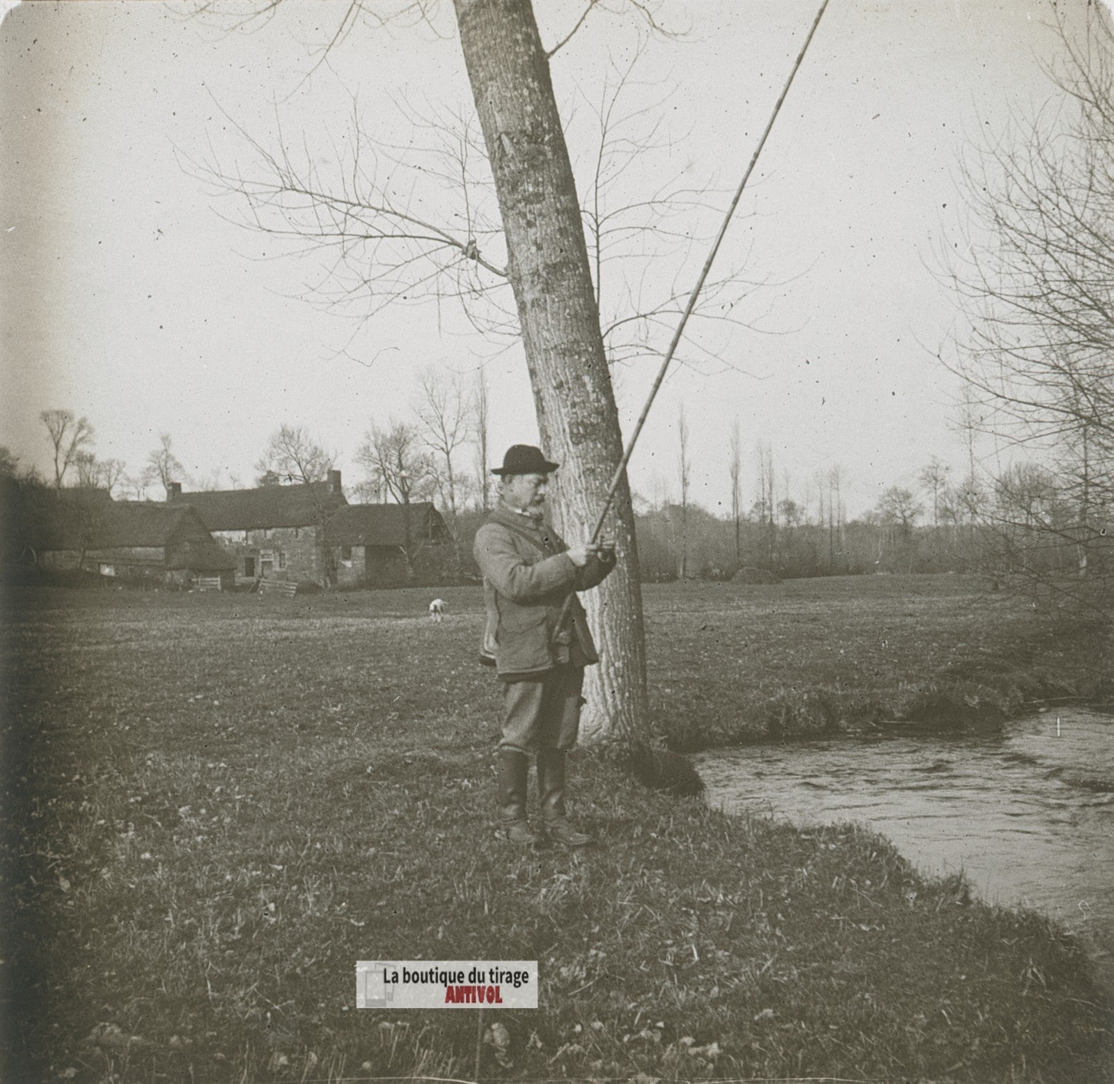 Pêcheur, ruisseau, prairie, plaque verre stéréo, photo ancienne 4,5x10,7 cm