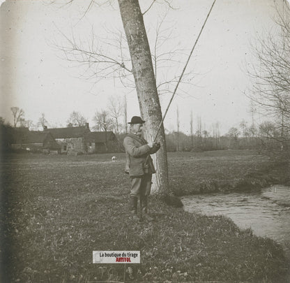 Pêcheur, ruisseau, prairie, plaque verre stéréo, photo ancienne 4,5x10,7 cm