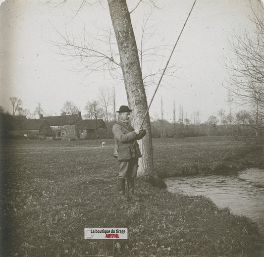 Pêcheur, ruisseau, prairie, plaque verre stéréo, photo ancienne 4,5x10,7 cm
