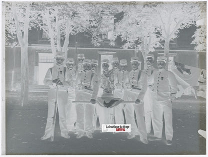 Groupe de soldats, caserne, plaque verre, photo ancienne, négatif N&B 9x12 cm