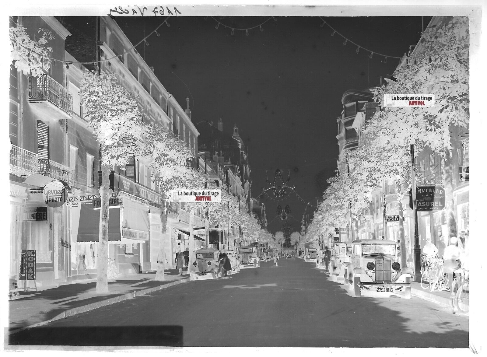 Plaque verre photo ancienne négatif noir et blanc 13x18 cm Vichy, rue de Paris