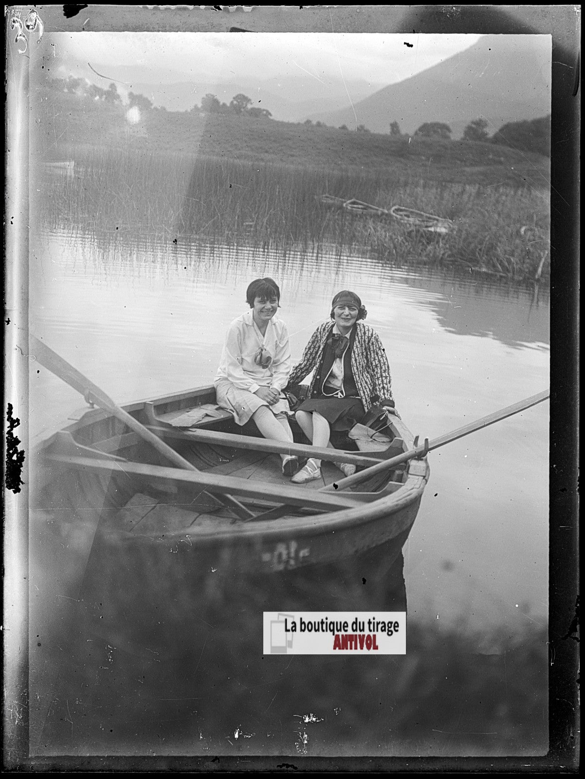 Jeunes femmes barque, photo ancienne plaque verre, négatif noir & blanc, 9x12 cm