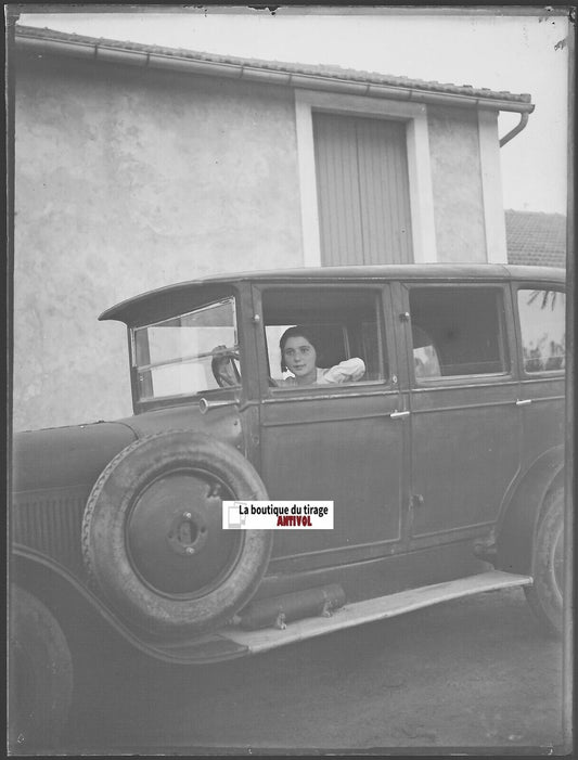 Dame, voiture, France, Plaque verre photo ancienne, négatif noir & blanc 9x12 cm