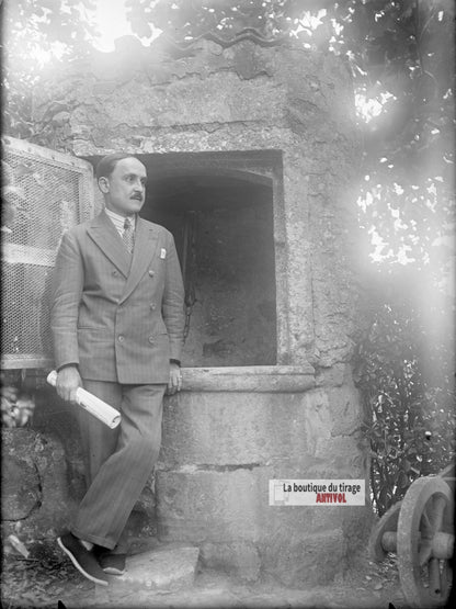 Portrait d’homme près d’un puits, plaque verre photo ancienne, négatif 9x12 cm