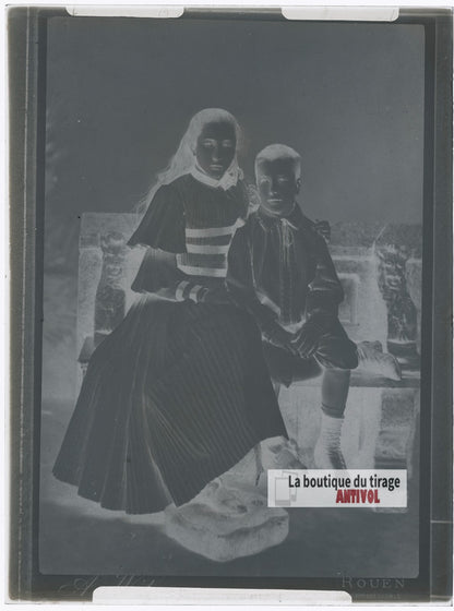 Portrait de deux enfants, banc, plaque verre photo ancienne, négatif 9x12 cm