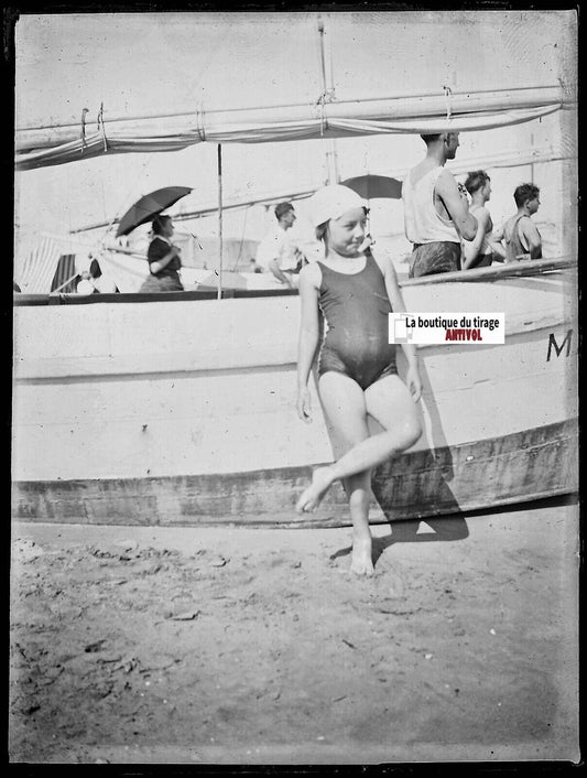 Fille, bateau, plage, Plaque verre photo ancienne, négatif noir & blanc 9x12 cm