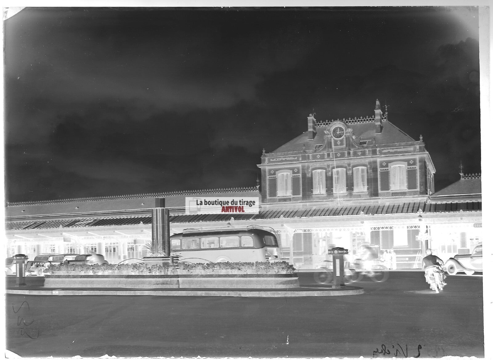 Plaque verre photo ancienne négatif noir et blanc 13x18 cm Vichy gare SNCF bus