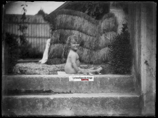 Plaque verre photo ancien négatif noir et blanc 9x12 cm bébé jardin France