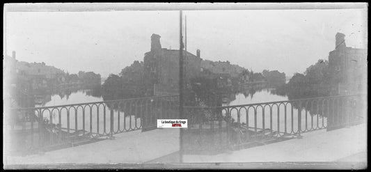 Rivière, village, Plaque verre photo stéréo, négatif noir & blanc 6x13 cm