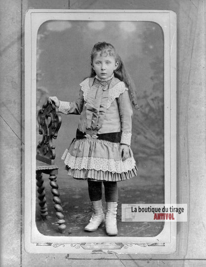 Portrait d'une jeune fille en robe, plaque verre photo ancienne, négatif 9x12 cm
