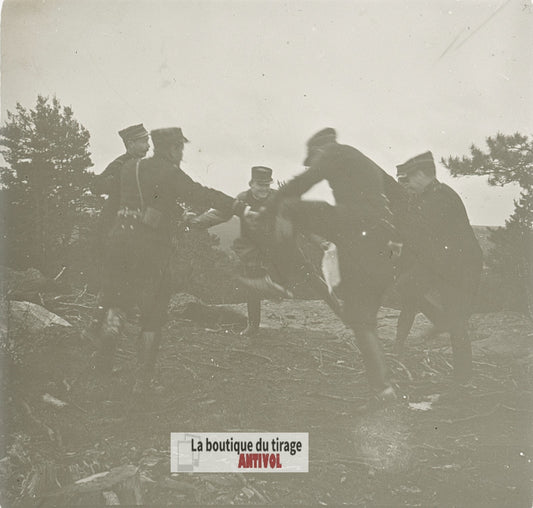 Soldats en train de danser, plaque verre stéréo, photo ancienne 4,5x10,7 cm