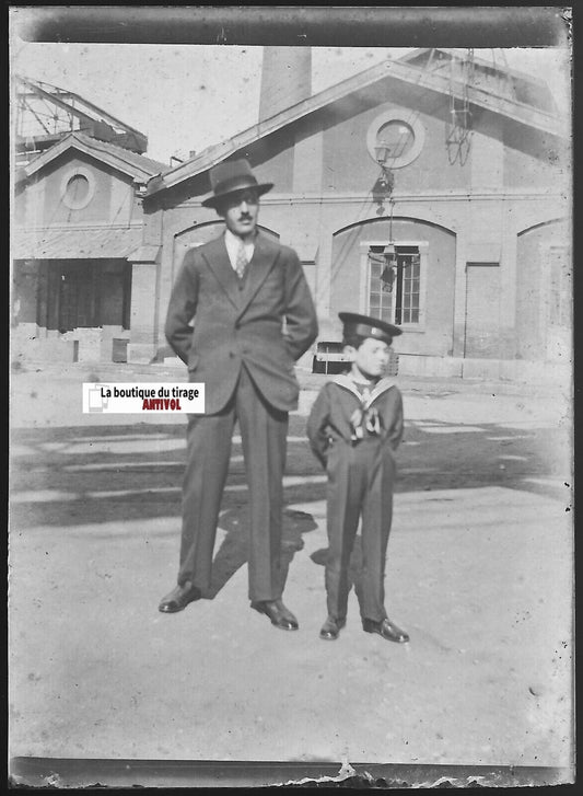 Famille, usine, Plaque verre photo ancienne, négatif noir & blanc 6x9 cm