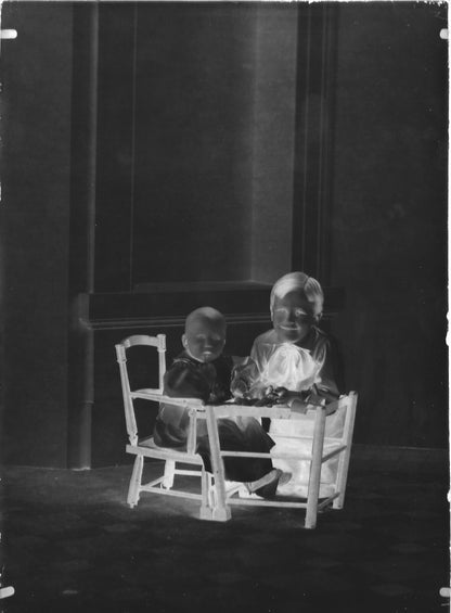Plaque verre photo ancienne négatif 13x18 cm 2 enfants assis autour d'une table