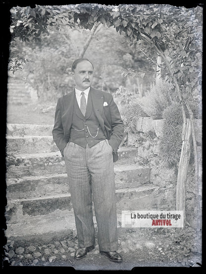 Homme en costume dans un jardin, plaque verre photo ancienne, négatif 9x12 cm