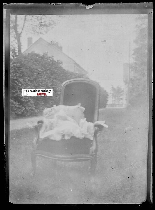 Bébé, fauteuil, Plaque verre photo ancienne, négatif noir & blanc 6x9 cm