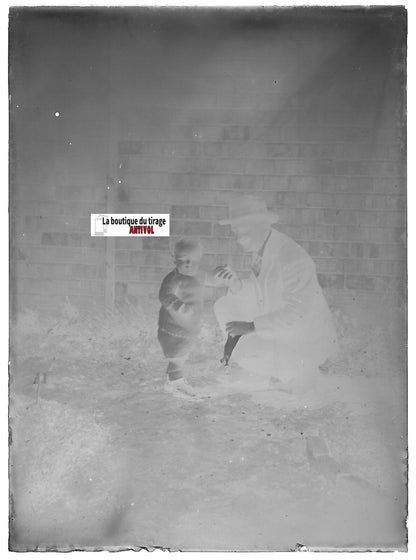 Jeu, bébé, homme, Plaque verre photo ancienne, négatif noir & blanc 6x9 cm