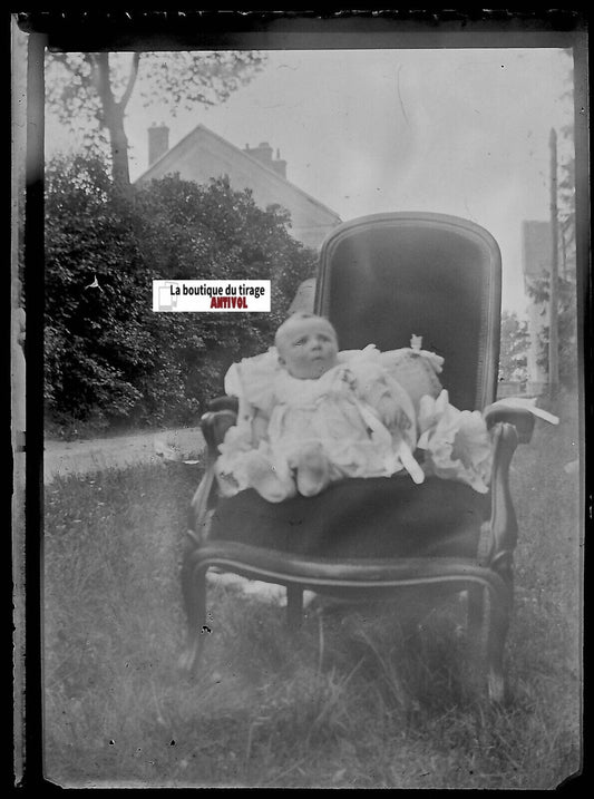 Bébé, fauteuil, Plaque verre photo ancienne, négatif noir & blanc 6x9 cm