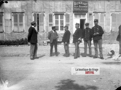Agents des douanes françaises, plaque verre photo ancienne, négatif 9x12 cm