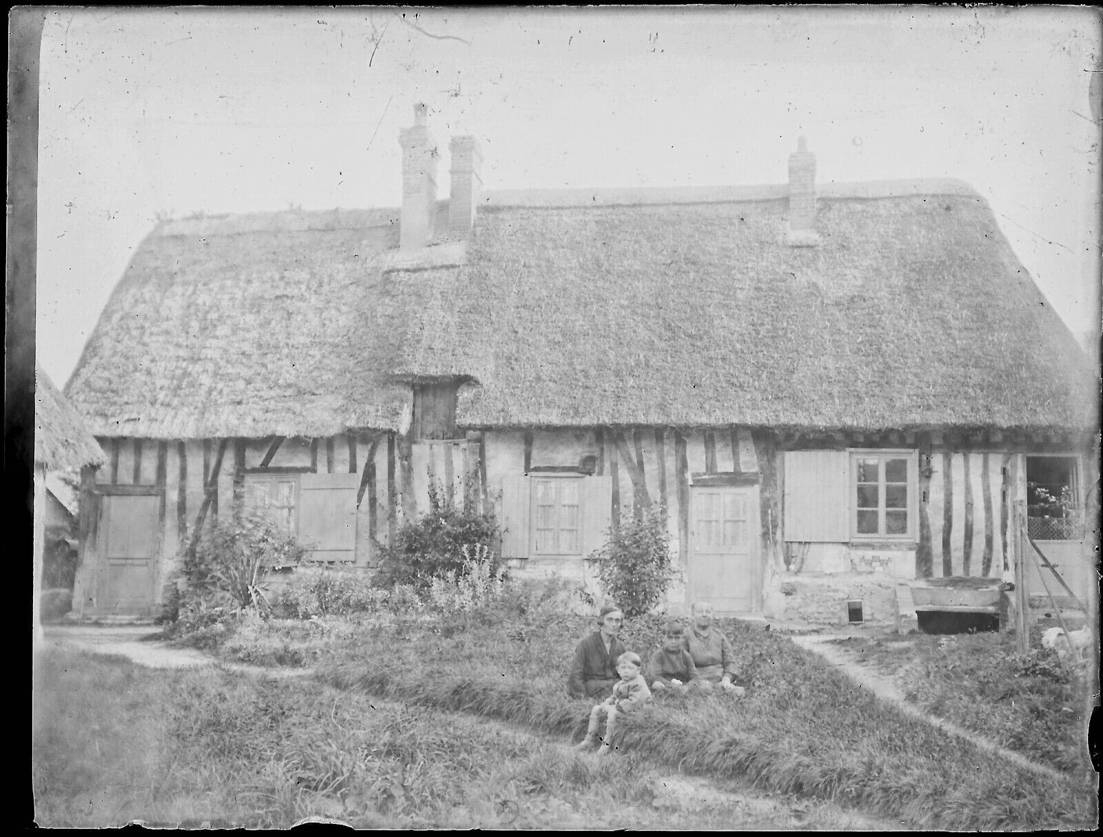 Plaque verre photo ancienne négatif noir et blanc 9x12 cm famille maison vintage