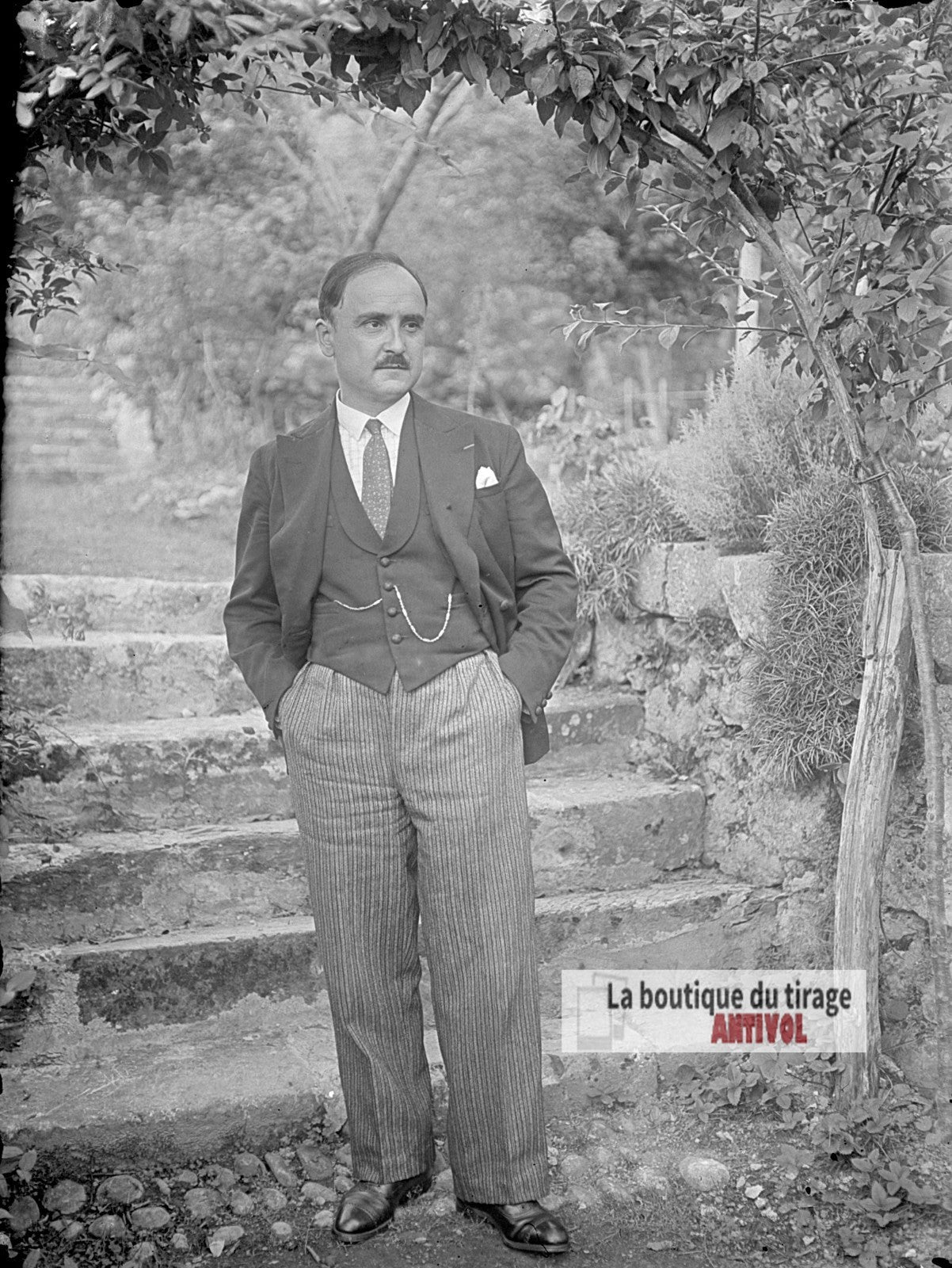 Homme en costume dans un jardin, plaque verre photo ancienne, négatif 9x12 cm