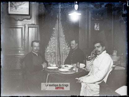 Repas du soir sous la lampe, plaque verre, photo ancienne, négatif 9x12 cm