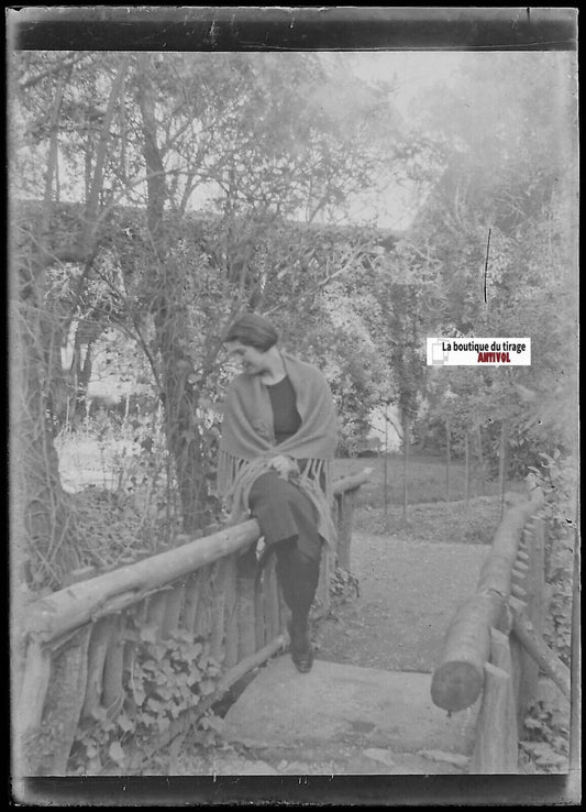 Nature, femme, Plaque verre photo ancienne, négatif noir & blanc 6x9 cm