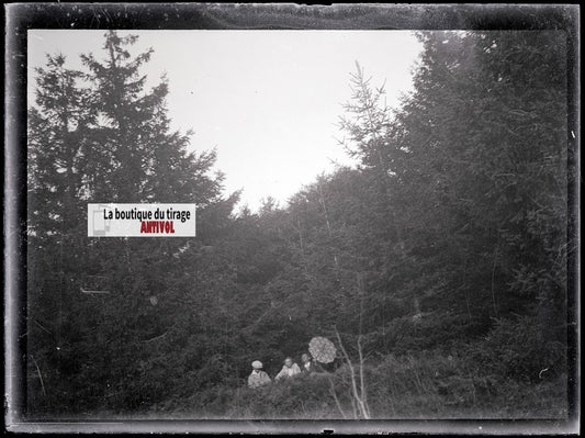 Personnage, nature, photo ancienne plaque verre, négatif noir & blanc, 9x12 cm