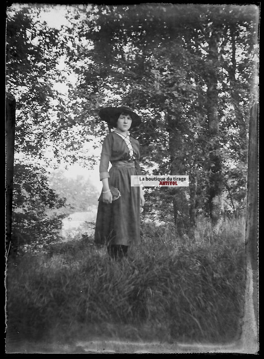 Plaque verre photo ancienne négatif noir et blanc 6x9 cm femme chapeau nature 