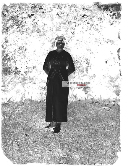 Plaque verre photo ancienne négatif noir et blanc 9x12 cm femme robe élégante 
