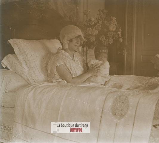 Huguette et son nouveau-né, bébé, plaque verre photo ancienne stéréo 6x13 cm