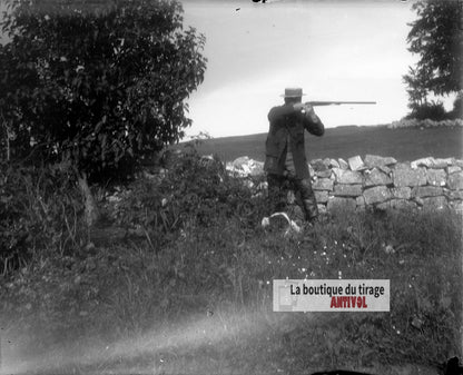 Chasseur au fusil et chien, plaque verre photo ancienne, négatif 9x12 cm