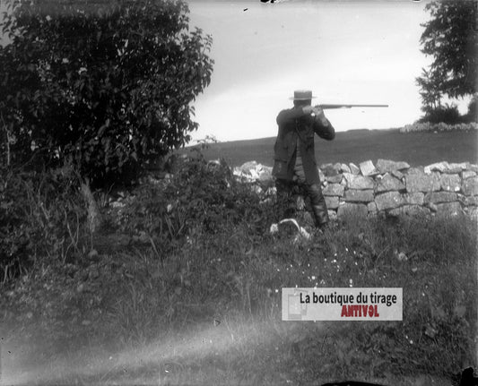 Chasseur au fusil et chien, plaque verre photo ancienne, négatif 9x12 cm