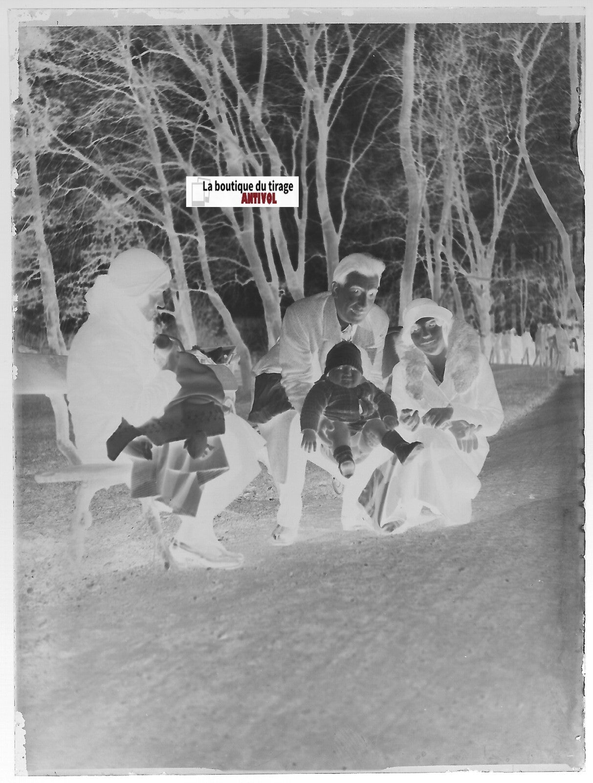 Famille, parc jardin, Plaque verre photo ancienne, négatif noir & blanc 9x12 cm