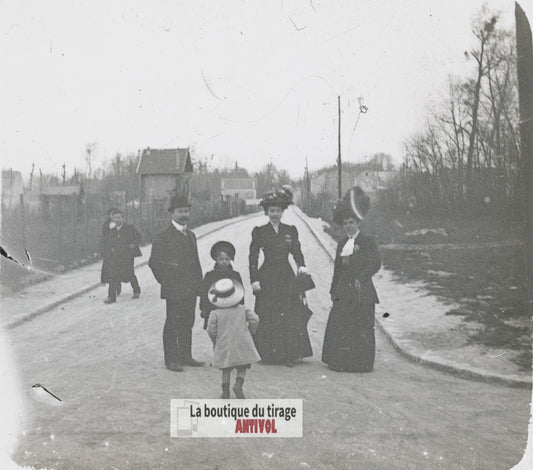 Promenade familiale, France, plaque verre photo ancienne stéréo 6x13 cm