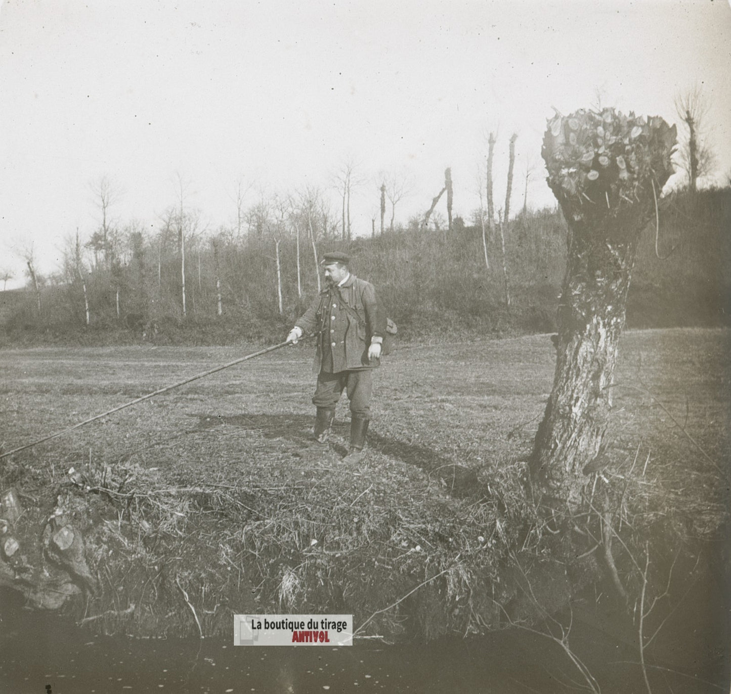 Pêcheur au bord de l'eau, plaque verre stéréo, photo ancienne 4,5x10,7 cm