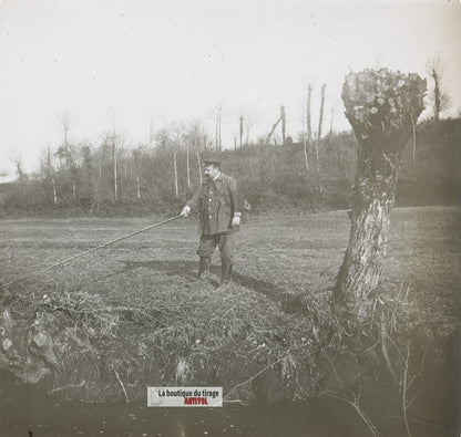 Pêcheur au bord de l'eau, plaque verre stéréo, photo ancienne 4,5x10,7 cm