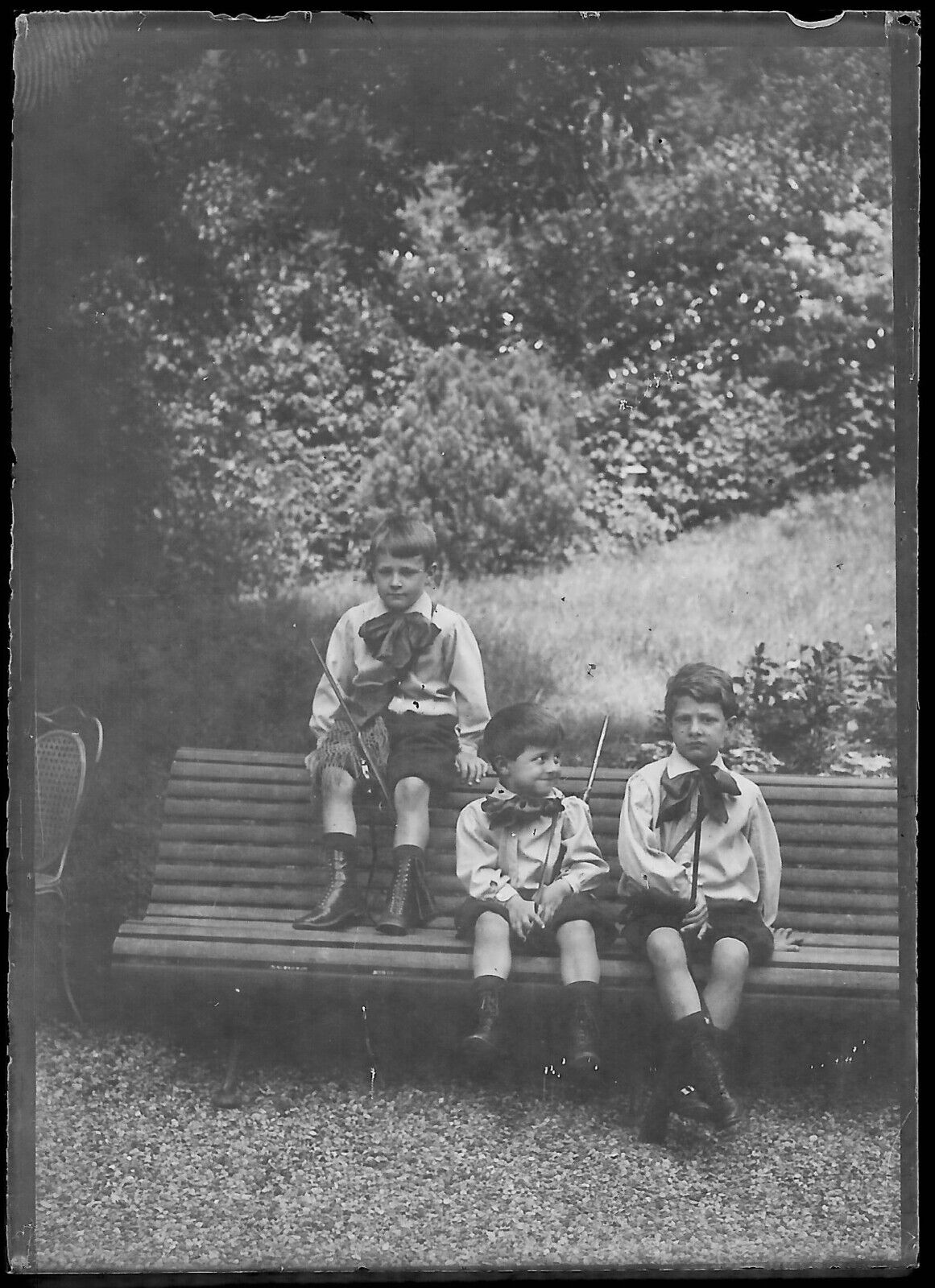 Plaque verre photo négatif noir et blanc 6x9 cm enfants garçons fusil jeu France