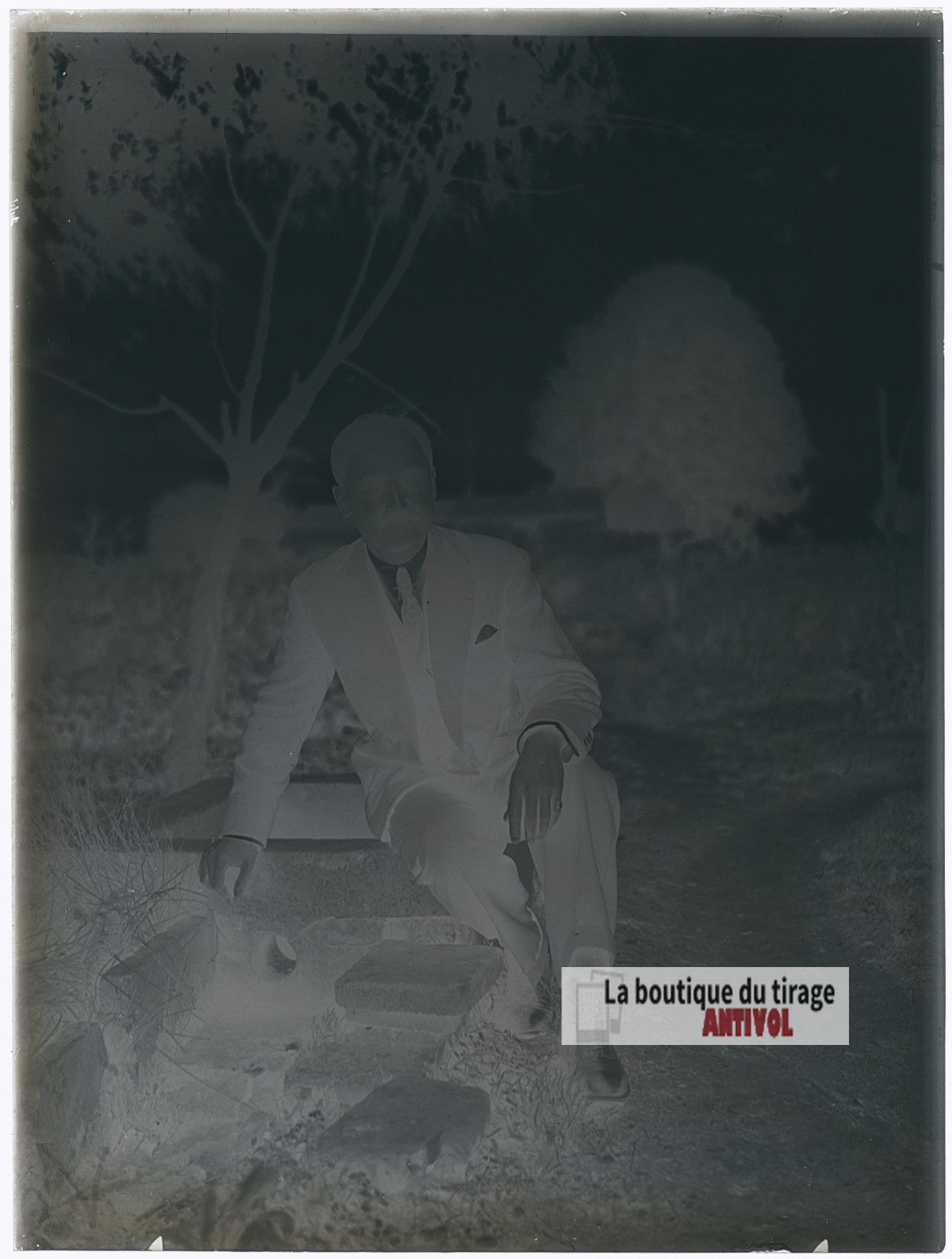 Homme assis près d’un réservoir, plaque verre photo ancienne, négatif 9x12 cm