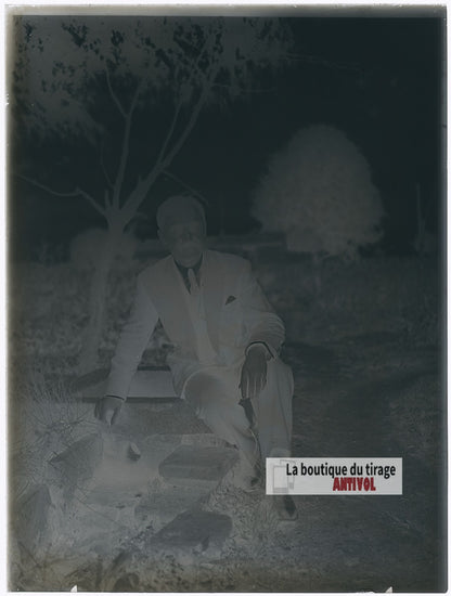 Homme assis près d’un réservoir, plaque verre photo ancienne, négatif 9x12 cm