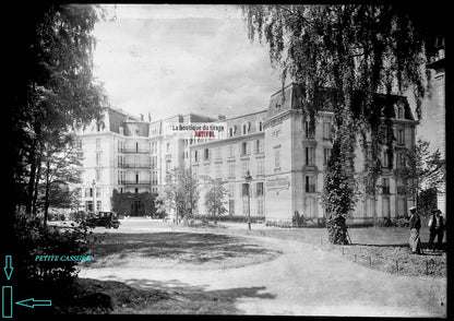 Plaque verre photo ancienne négatif noir et blanc 13x18 cm Vittel palace voiture