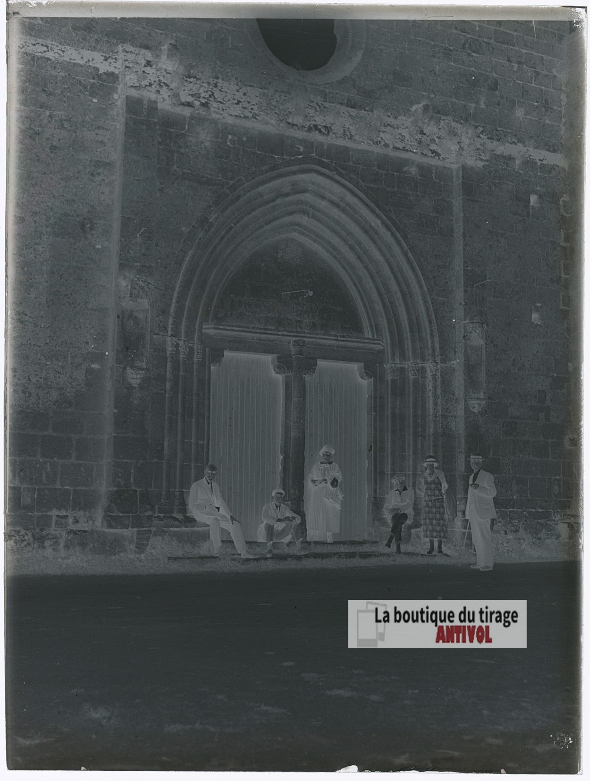 Groupe devant une église gothique, plaque verre photo ancienne, négatif 9x12 cm