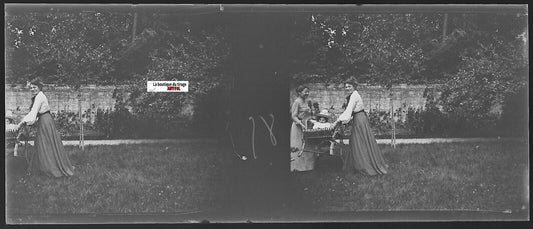 Famille, jardin, Plaque verre photo stéréo, négatif noir & blanc 4,5x10,7 cm