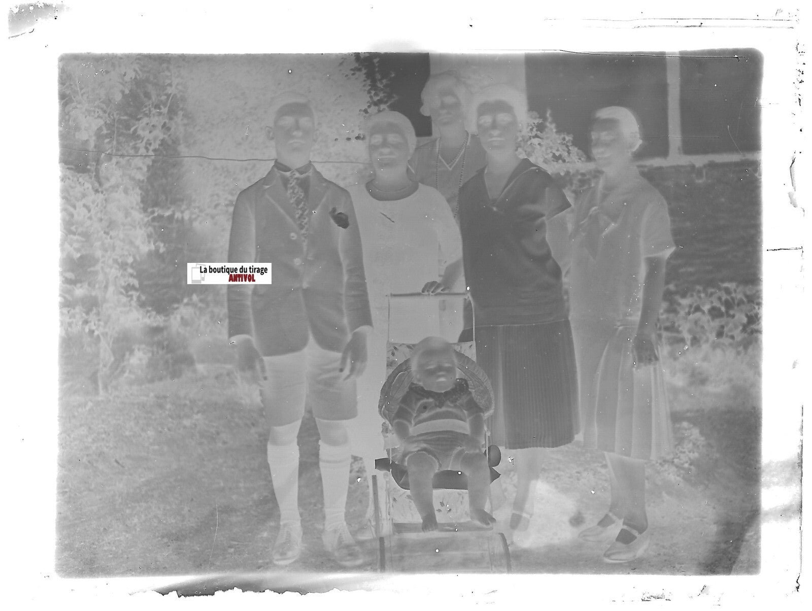 Famille, jardin, plaque verre photo ancienne, négatif noir & blanc 9x12 cm